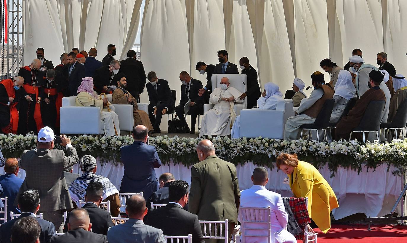 El papa Francisco ha visitado por primera vez Irak en un arriesgado viaje de tres días de duración con el objetivo de acercarse a la comunidad cristiana del país, brutalmente castigada por el grupo yihadista Estado Islámico.