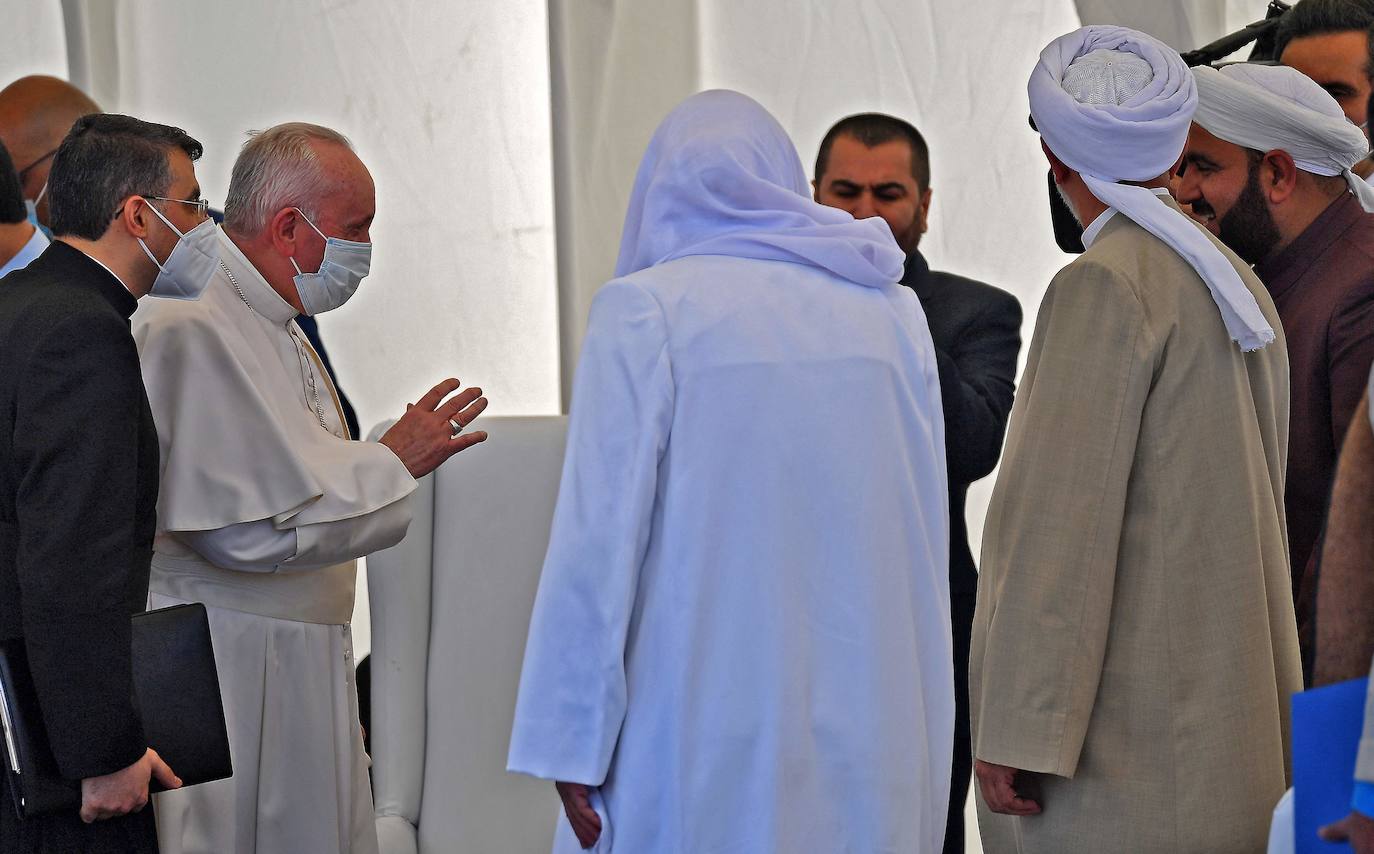 El papa Francisco ha visitado por primera vez Irak en un arriesgado viaje de tres días de duración con el objetivo de acercarse a la comunidad cristiana del país, brutalmente castigada por el grupo yihadista Estado Islámico.