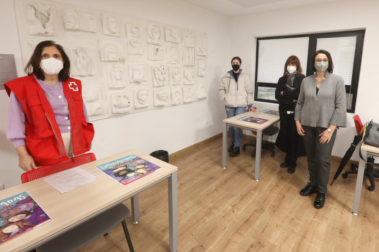 Begoña González, Celia Beneito, Elvira Barrio y Ana López, ayer. 