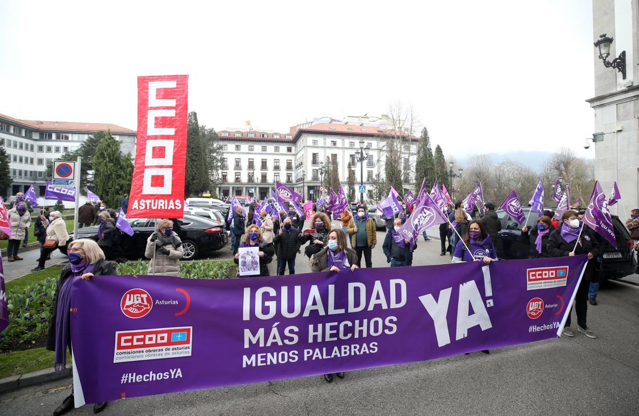 Asistentes a la manifestación de los sindicatos en Oviedo. 