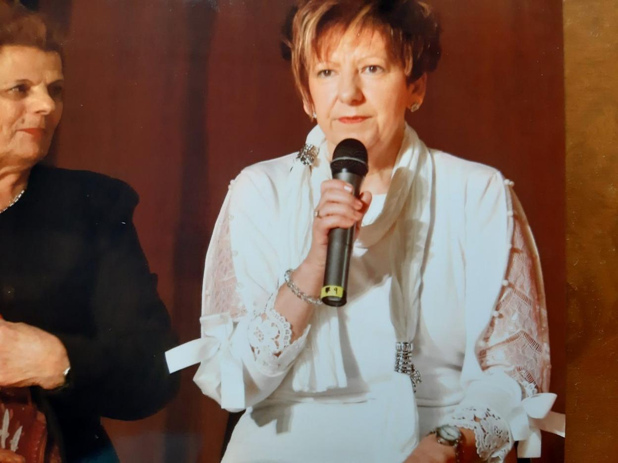 Ángela Martínez-Castaño Benítez, en una rueda de prensa previa a una actuación de su grupo de teatro, antes de la covid-19. 