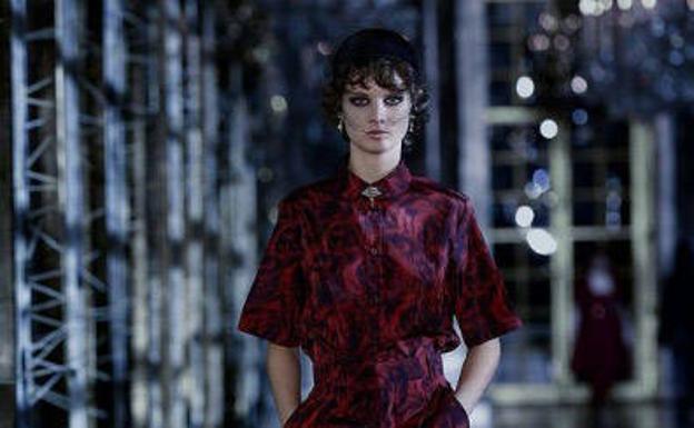 Dior viste su colección presentada en el Palacio de Versalles de feminismo