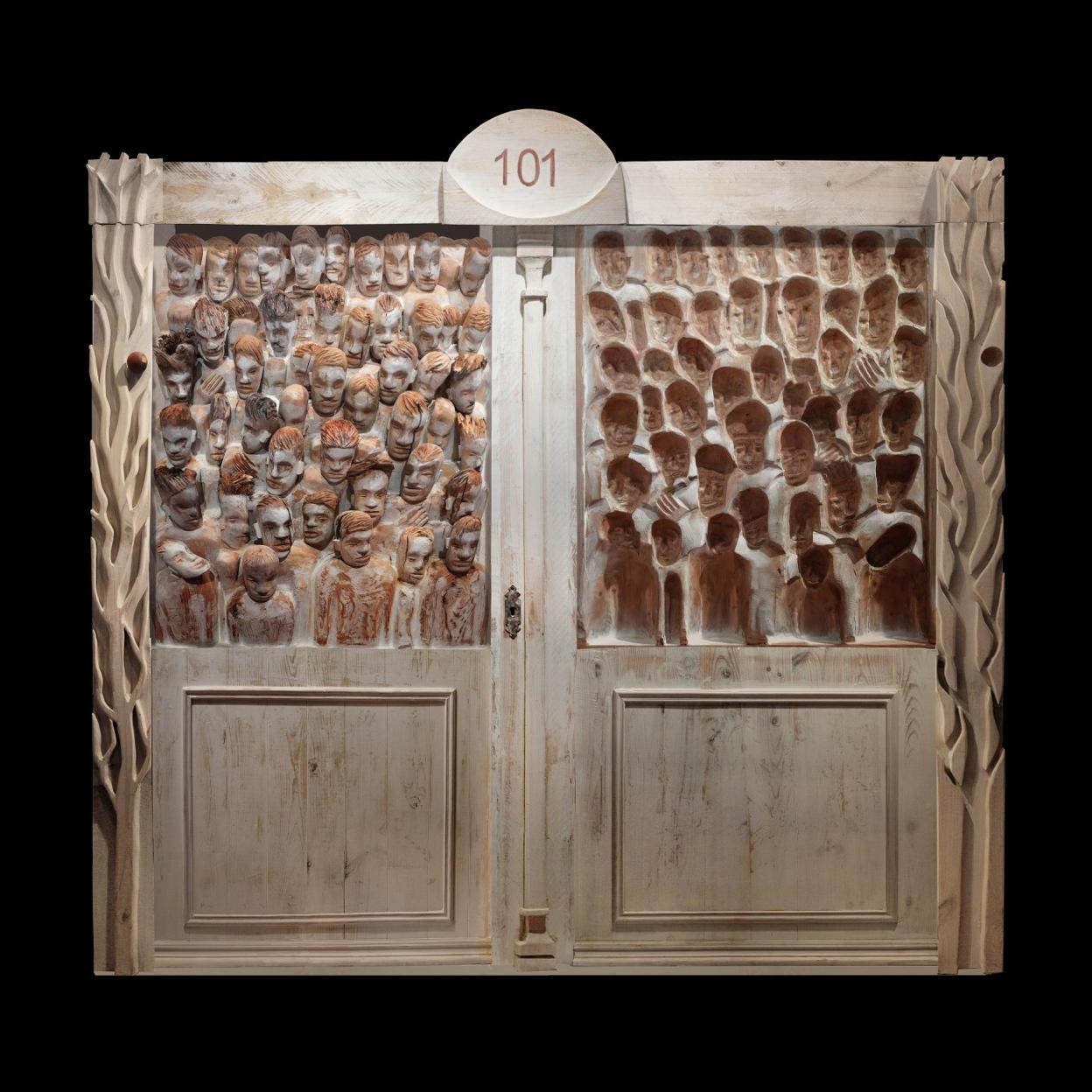 Las puertas de tres metros son la entrada a ese envenenado paraíso digital del que salimos descerebrados y la pieza central de la instalación artística, que cuenta también con la figura en madera a tamaño natural de un 'influencer'. 