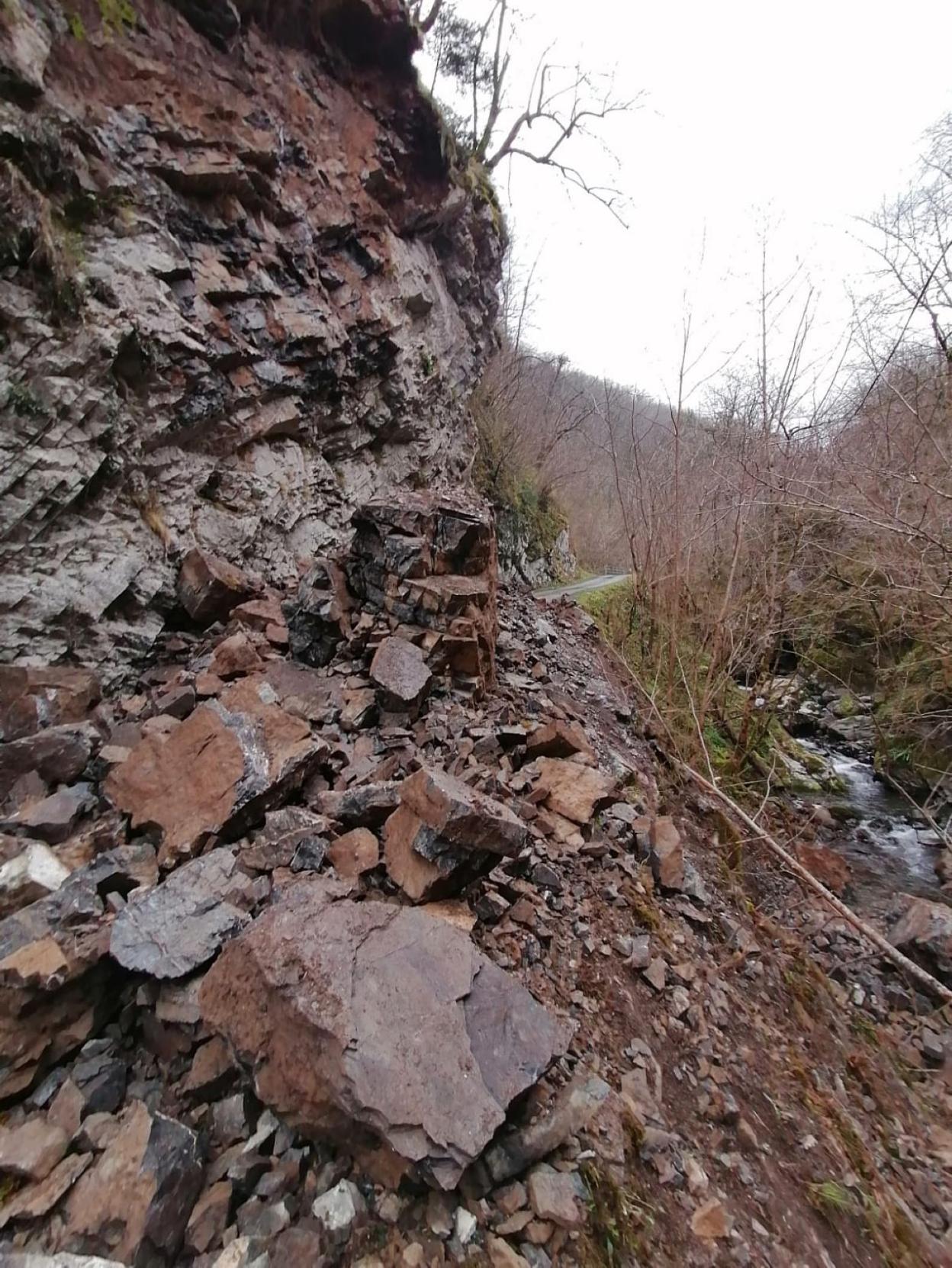 La pista que da acceso a Viboli, sepultada por rocas y tierra. 