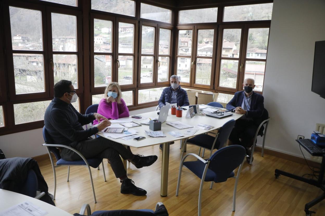 A la izquierda, Julio Zapico presenta el plan de digitalización. 