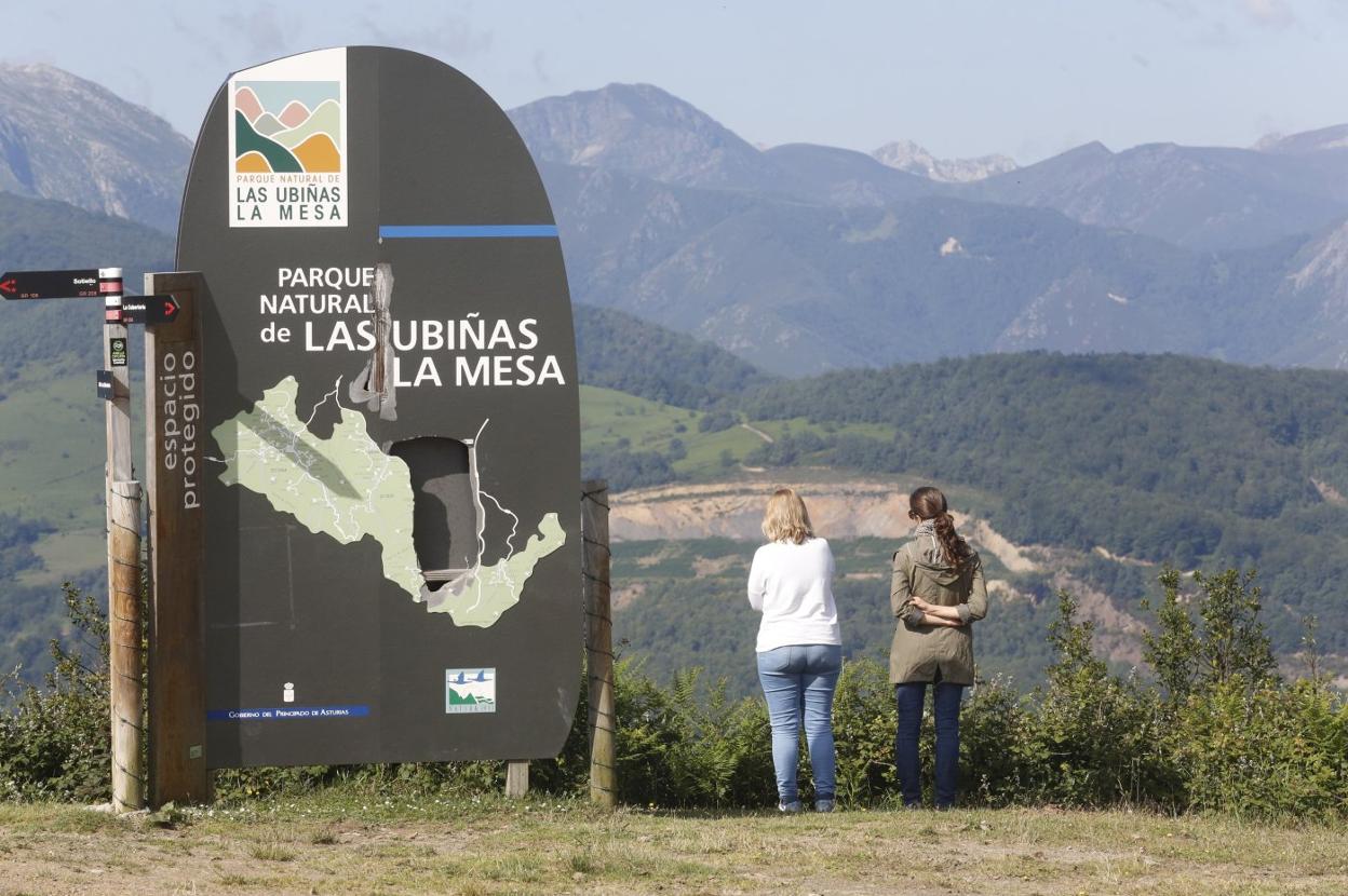 Visitantes en el parque natural de Las Ubiñas, en Lena. 