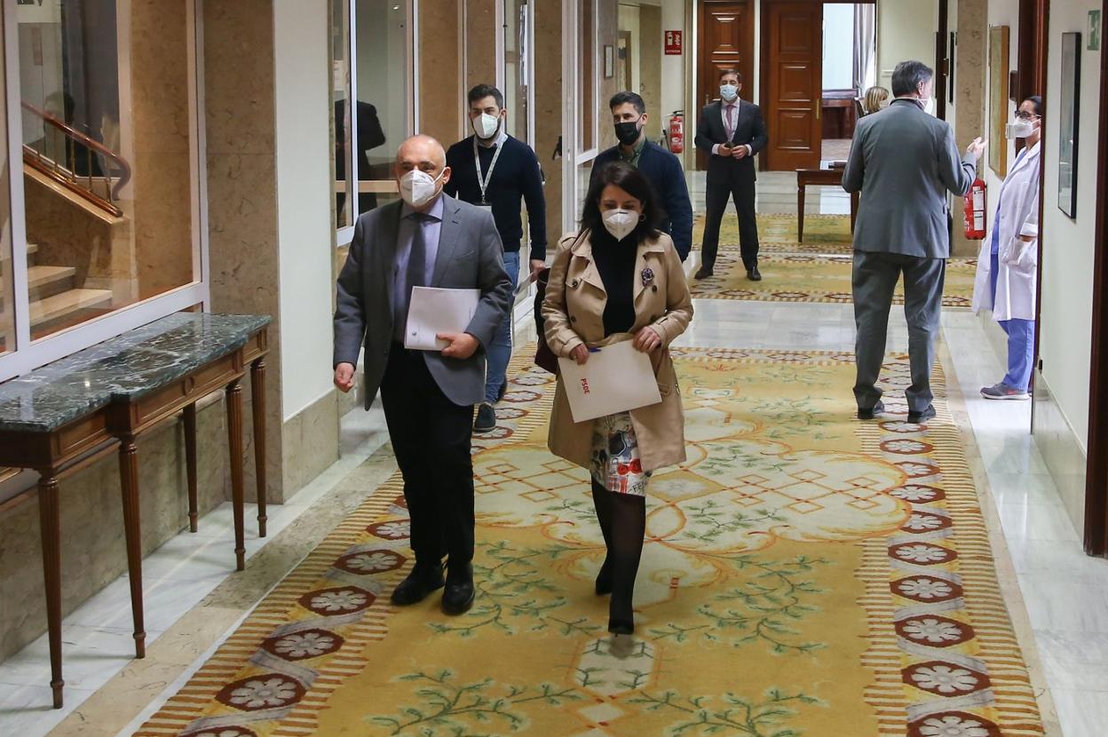 Los socialistas Rafael Simancas y Adriana Lastra, ayer, en los pasillos del Congreso. 