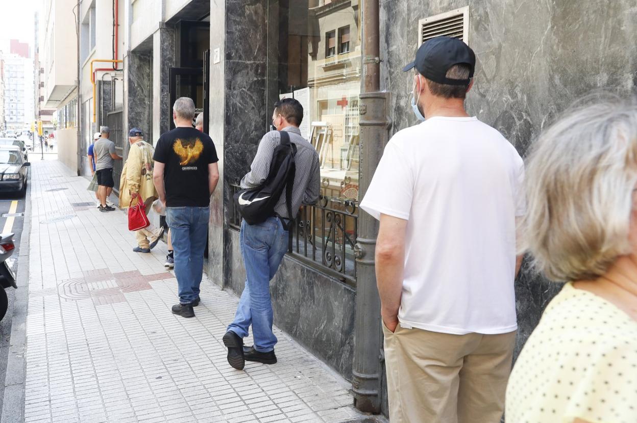 Colas a las puertas de la Cocina Económica de Oviedo. 