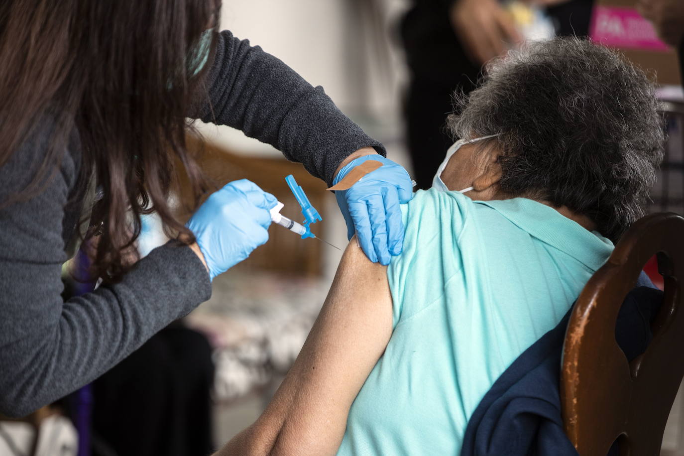 Una mujer recibe una dosis de la vacuna de Moderna