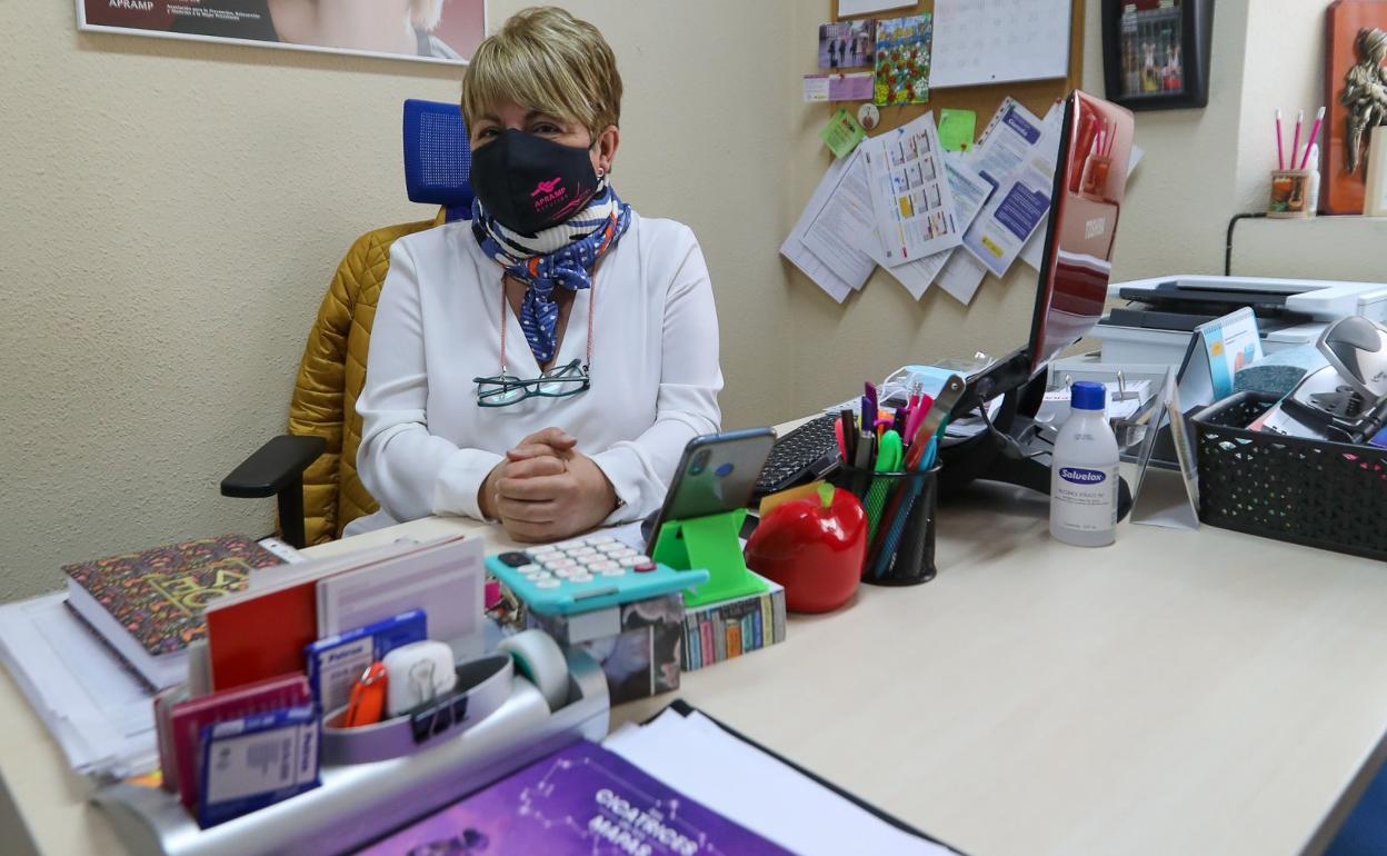 Esther Rodríguez, coordinadora de APRAMP, en su despacho. 