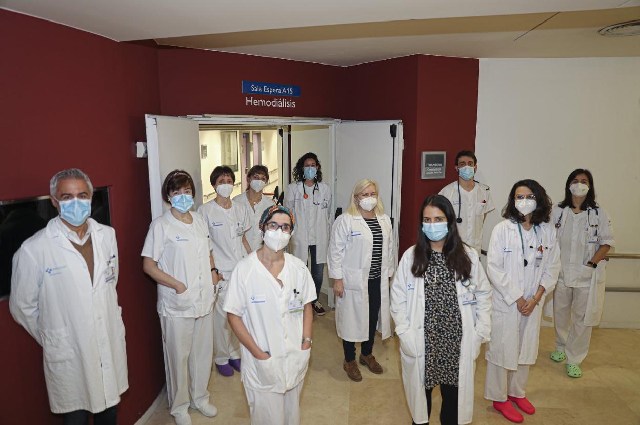 El jefe de Nefrología de Cabueñes, Emilio Sánchez, a la izquierda, con parte del personal del servicio. 