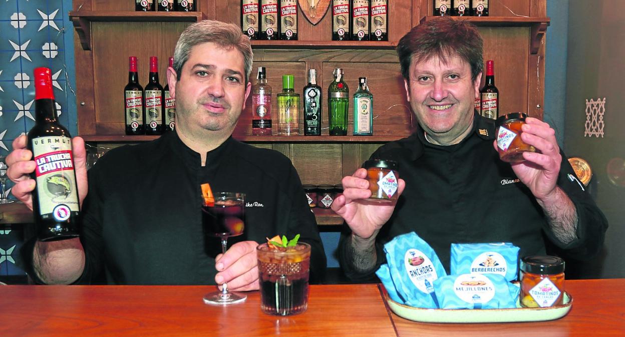 Quique y Pepe Ron con su vermú, que han bautizado con el nombre de una tertulia que solía reunirse en el Blanco. 