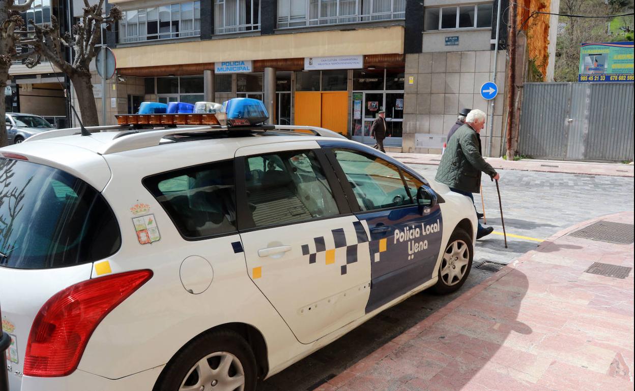 Coche patrulla de la Policía Local de Lena