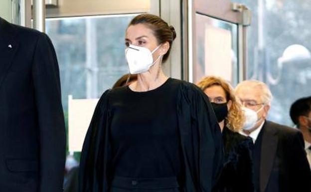 La reina Letizia vuelve a confiar en Pertegaz y estrena una de sus prendas más especiales