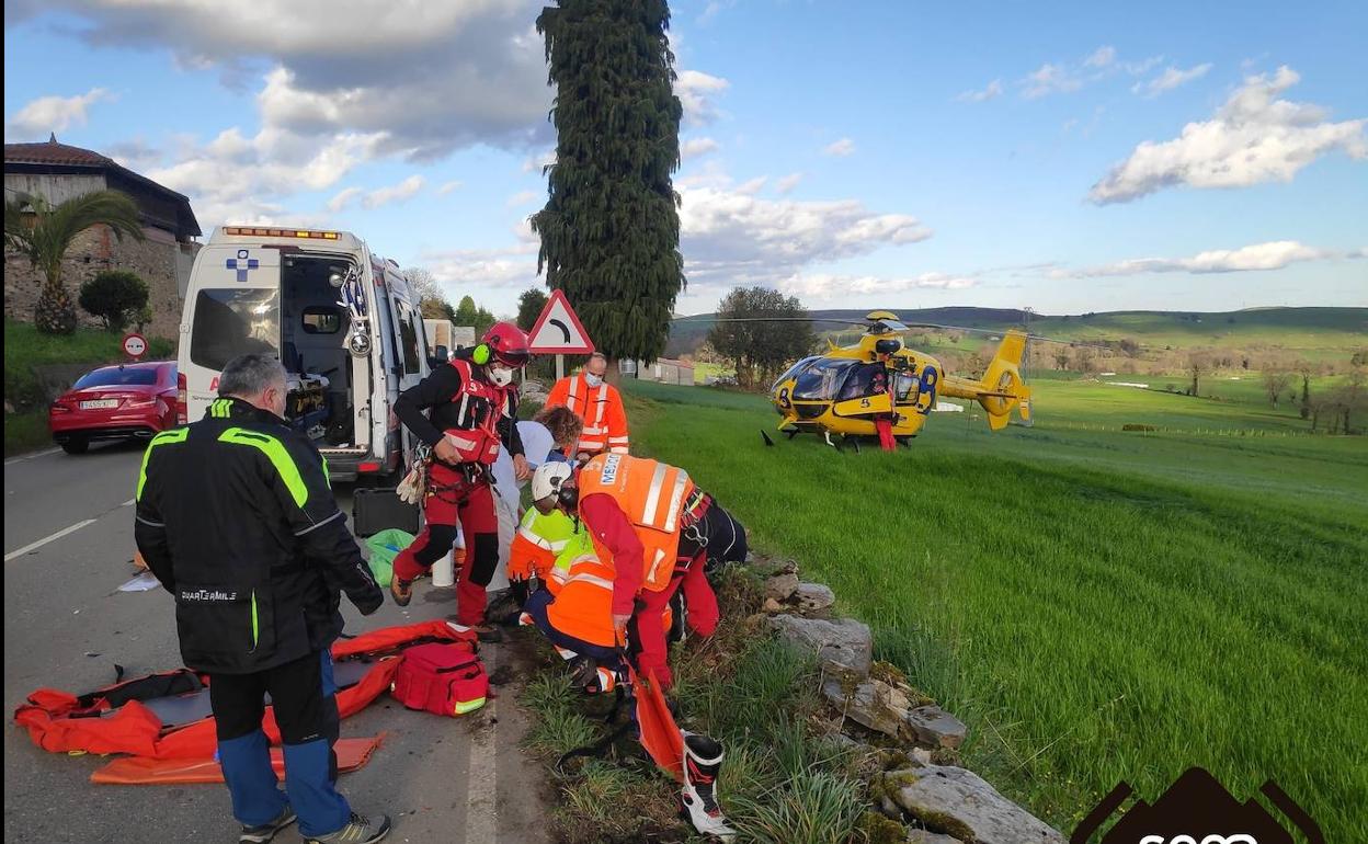 El motorista fue atendido en un primer momento por el médico de la zona 