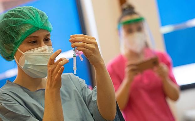 El Principado defiende que el proceso de vacunación continúa «con todas las garantías de seguridad»