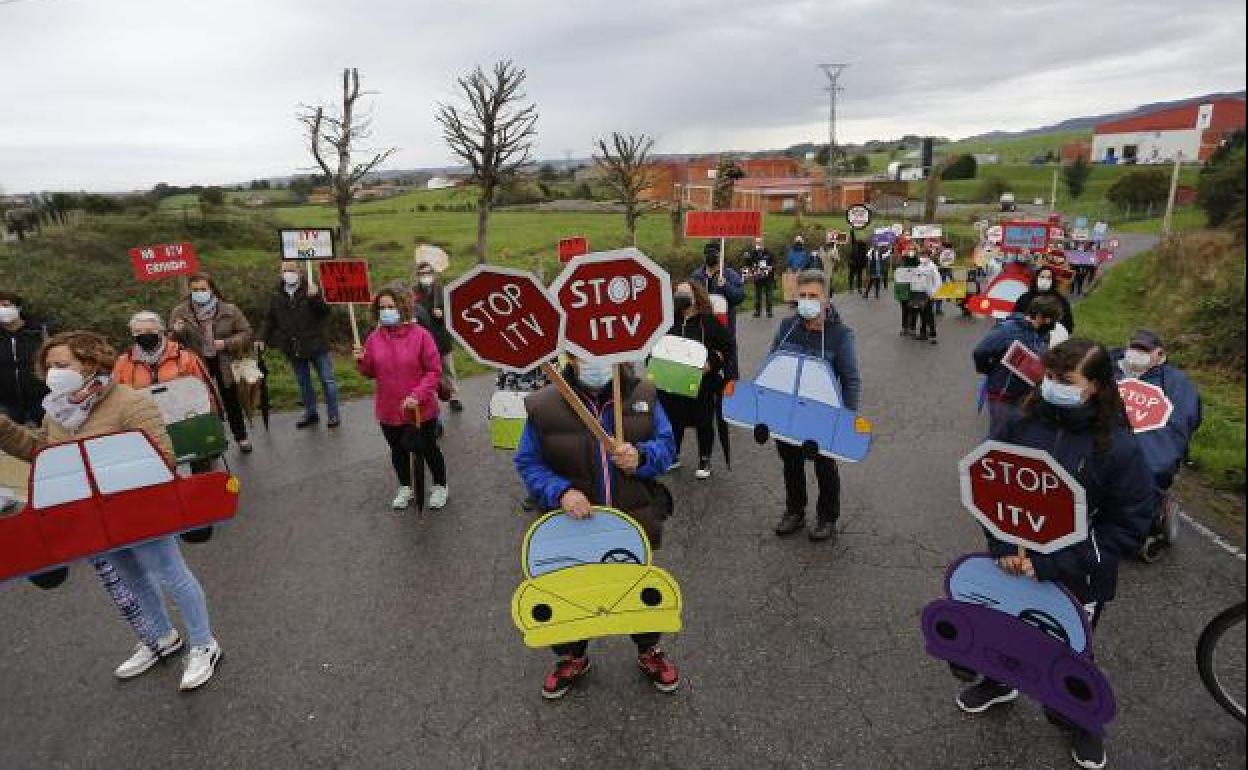 Protesta de los vecinos de Granda contra la estación de ITV.
