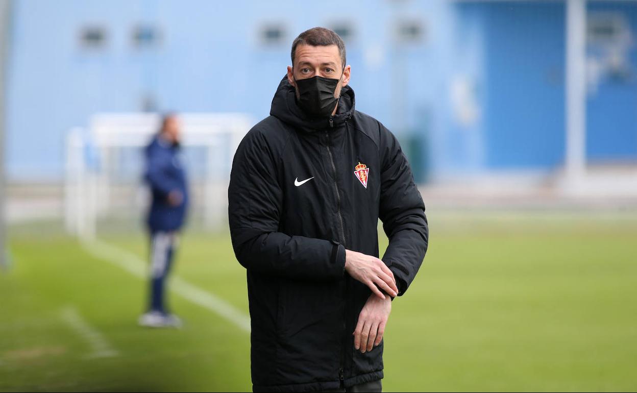 Sergio Sánchez, entrenador del Sporting B, en un partido de su equipo contra el Oviedo B.