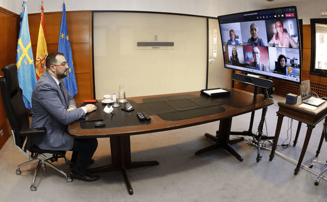 Barbón y el equipo que decidió el cierre de Asturias, ayer y en la reunión mantenida por las mismas personas el año pasado.