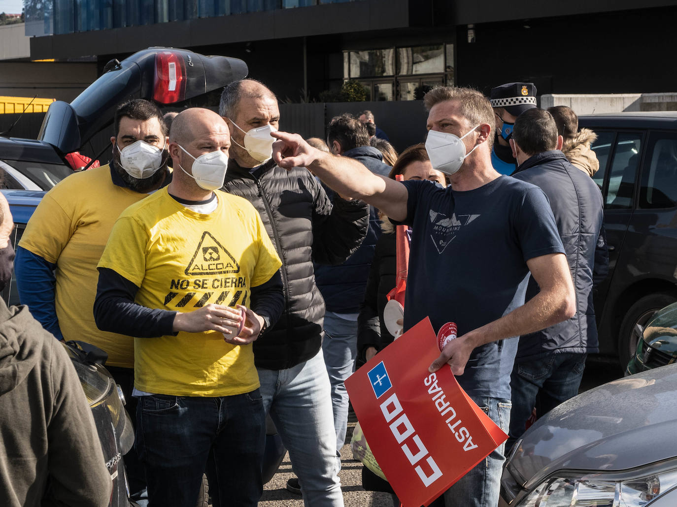 Desde Avilés, Gijón y Olloniego hacia Oviedo han salido tres caravanas de vehículos convocados por los sindicatos UGT y CC OO en defensa de la industria asturiana.