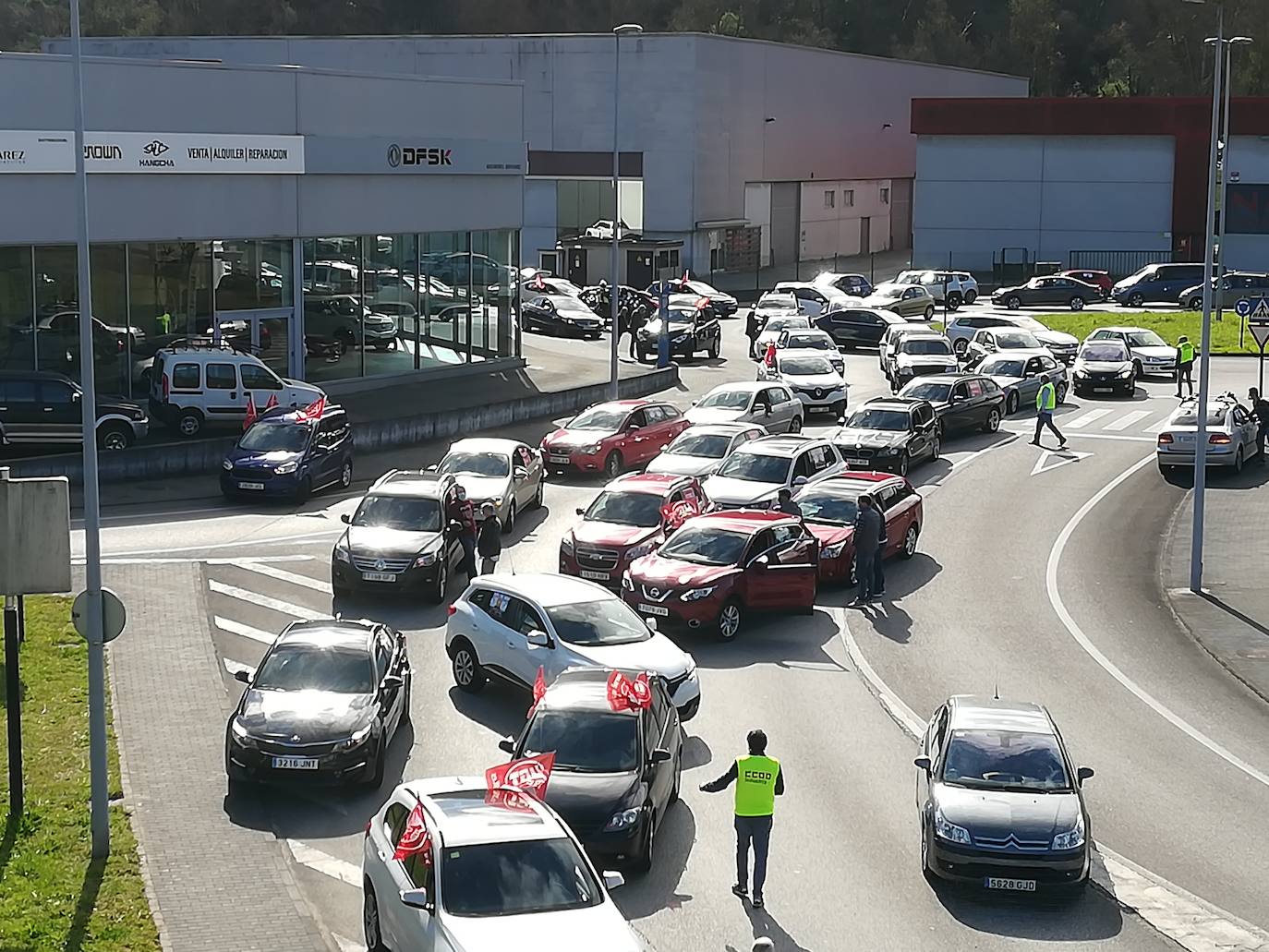 Desde Avilés, Gijón y Olloniego hacia Oviedo han salido tres caravanas de vehículos convocados por los sindicatos UGT y CC OO en defensa de la industria asturiana.