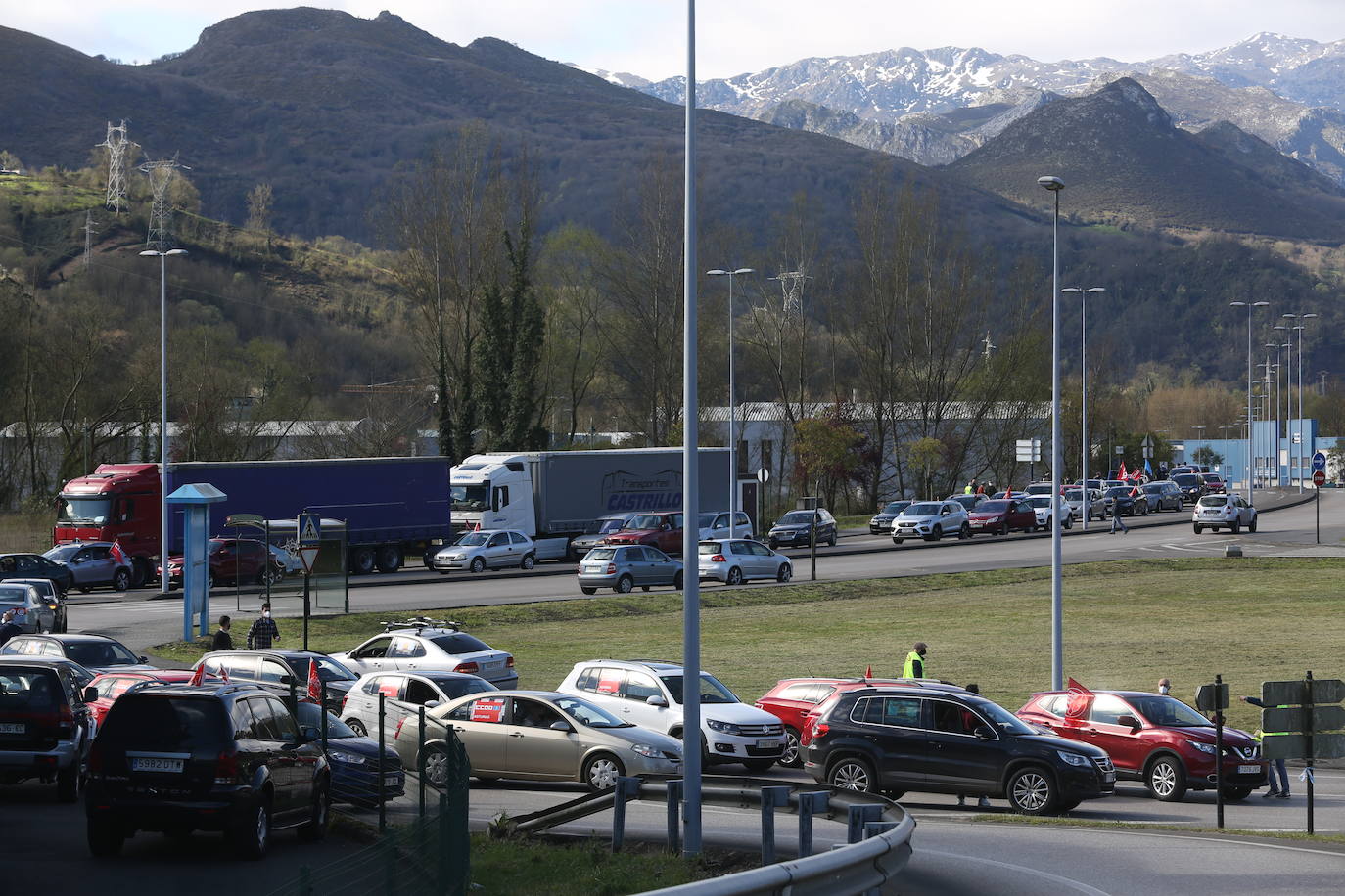 Desde Avilés, Gijón y Olloniego hacia Oviedo han salido tres caravanas de vehículos convocados por los sindicatos UGT y CC OO en defensa de la industria asturiana.