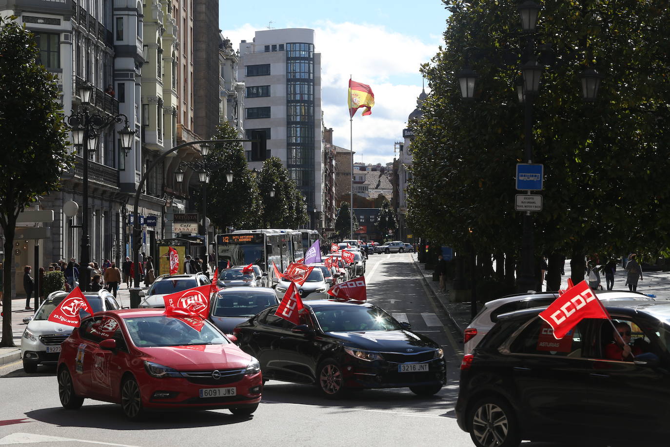 Desde Avilés, Gijón y Olloniego hacia Oviedo han salido tres caravanas de vehículos convocados por los sindicatos UGT y CC OO en defensa de la industria asturiana.