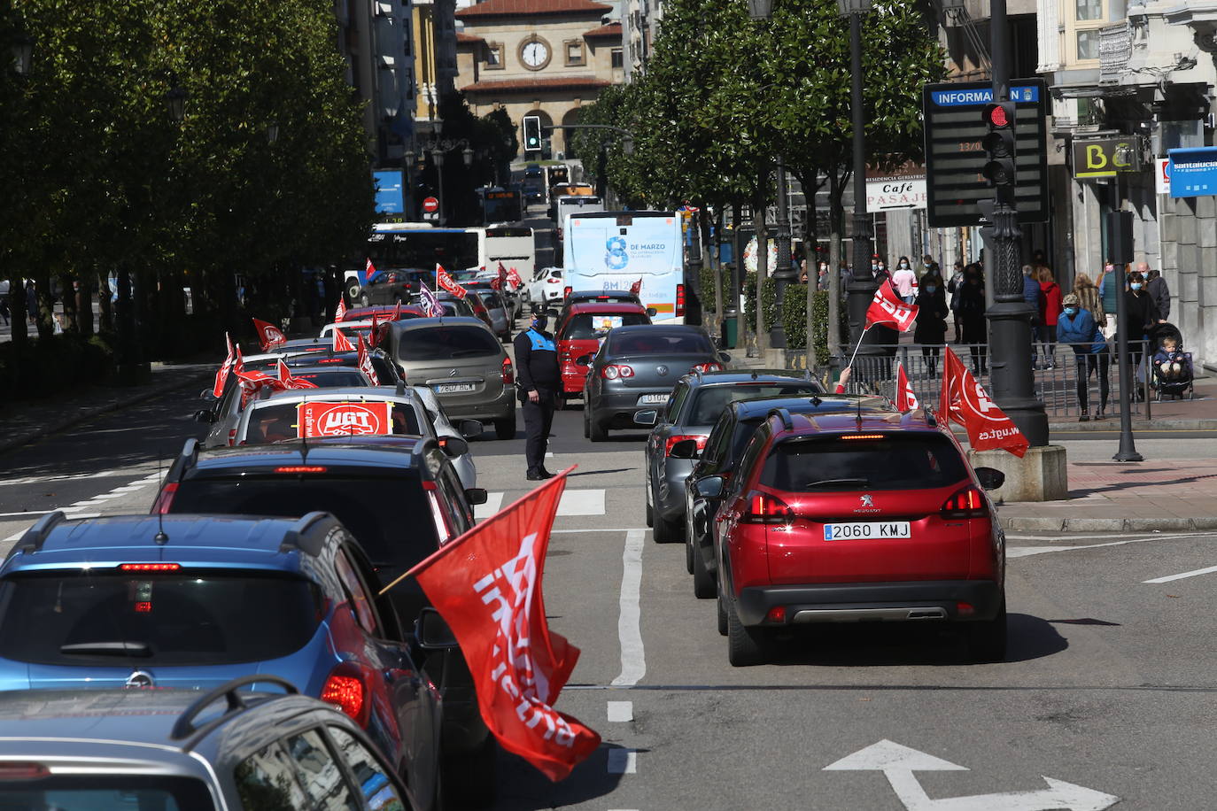 Desde Avilés, Gijón y Olloniego hacia Oviedo han salido tres caravanas de vehículos convocados por los sindicatos UGT y CC OO en defensa de la industria asturiana.