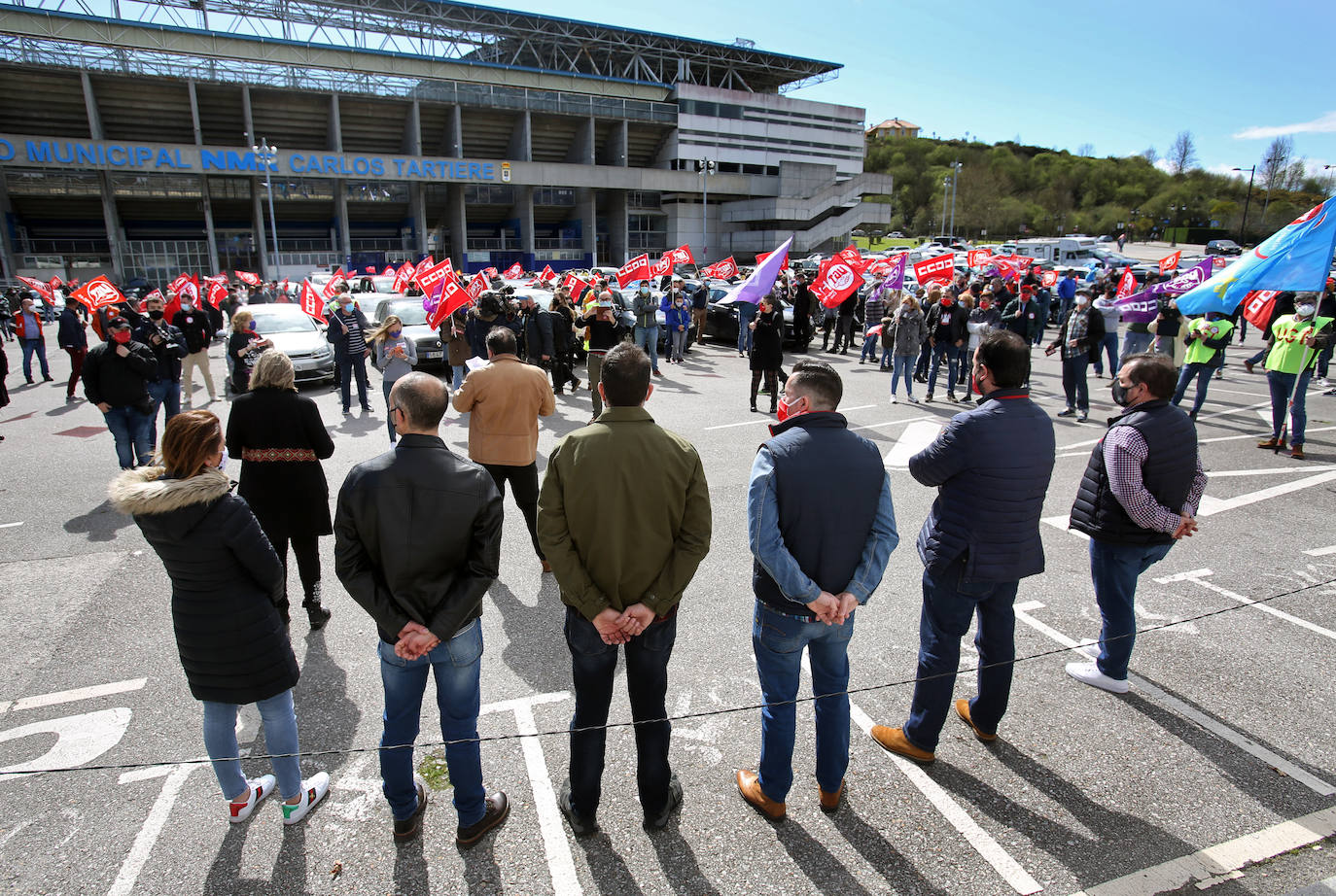 Desde Avilés, Gijón y Olloniego hacia Oviedo han salido tres caravanas de vehículos convocados por los sindicatos UGT y CC OO en defensa de la industria asturiana.