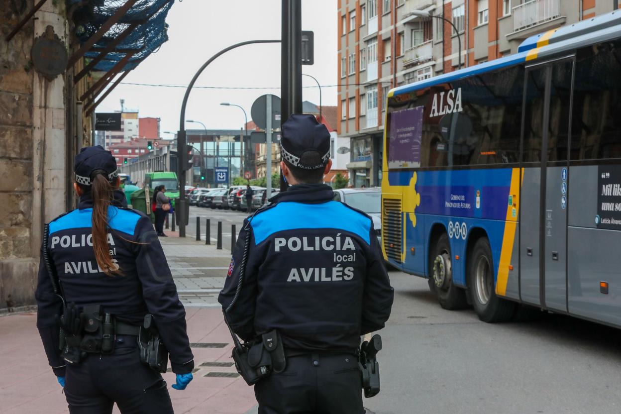Un agente de la Policía Local en una calle de la ciudad . 