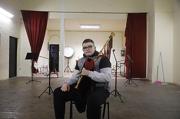 El allerano Nel Cortizo en la escuela de la banda de gaitas el Gumial en Caborana. 