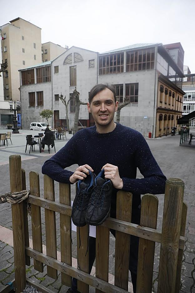 Javier Fernández, con sus botas de monte. 