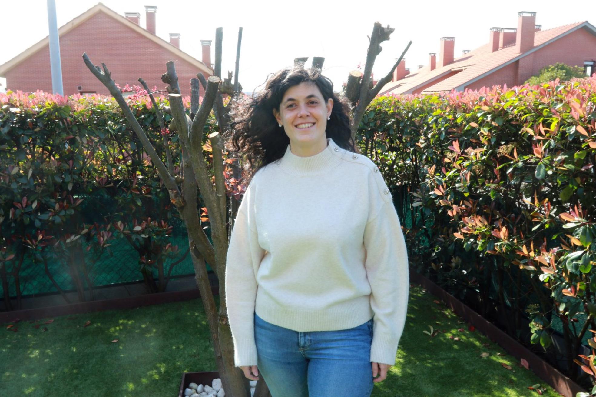 t La intensivista Lorena Forcelledo, en el jardín de su casa de La Fresneda. 