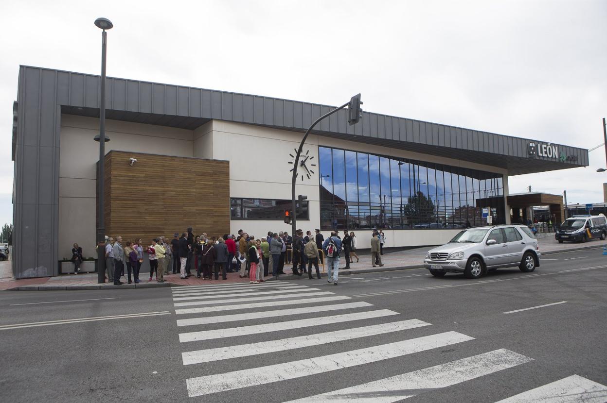 t León. Inaugurada en 2011 como la de Gijón, se amplió y construyó un andén pasante para poner punto final a la marcha atrás del tren. 