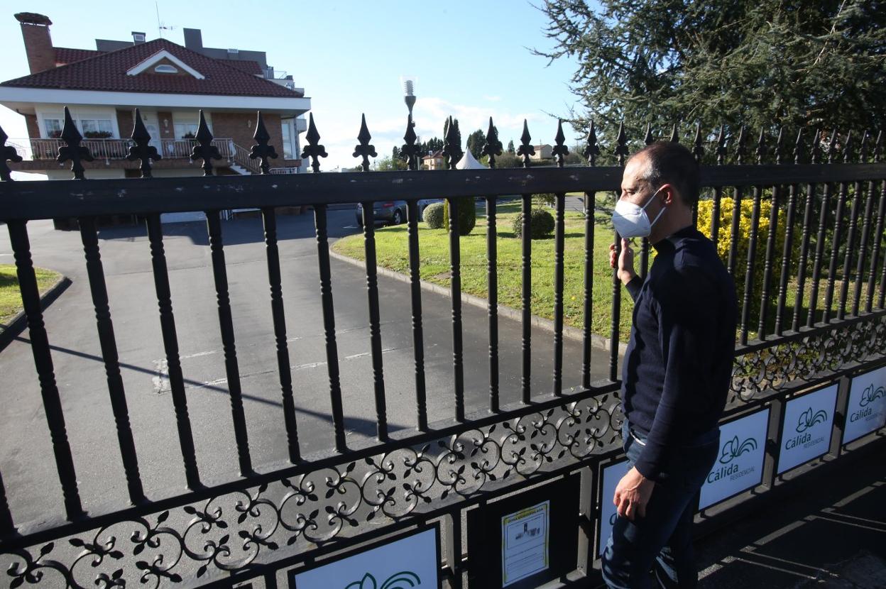 Rubén Ordiales, ante la verja que cierra la entrada de Cálida Residencial, el geriátrico de El Berrón en el que reside su padre, al que no puede ver. 