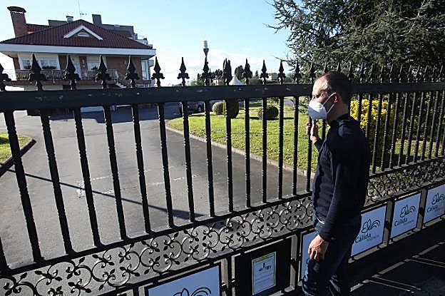 «Es inhumano que solo haya podido ver a mi padre cuatro horas en un año»