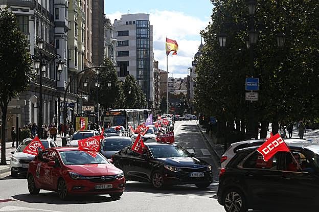 Parte de la caravana de coches, a su paso por la calle Uría, en Oviedo, cuyo centro estuvo lleno de vehículos de la protesta durante cerca de una hora. 