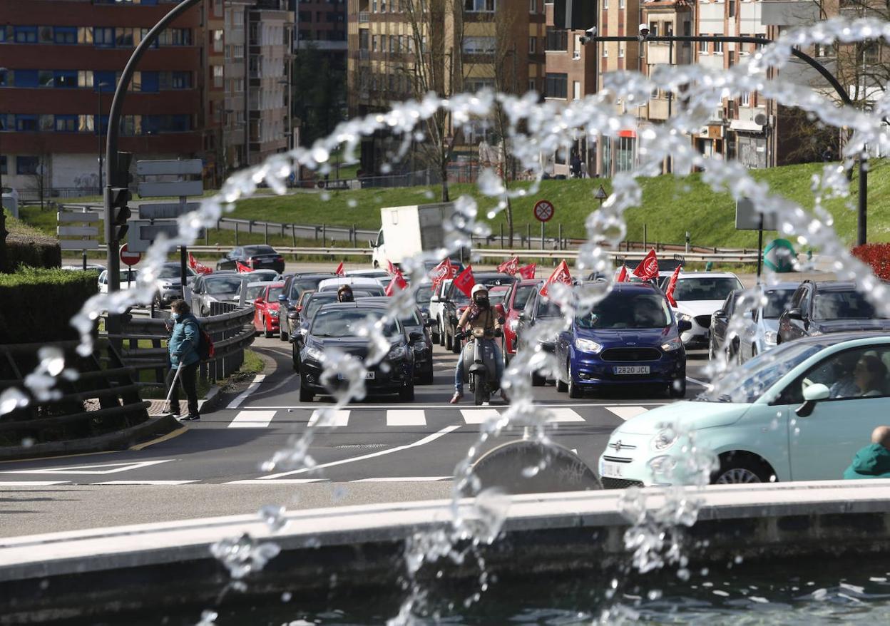 Una de las columnas de la caravana, espera en un semáforo a su entrada a Oviedo. 
