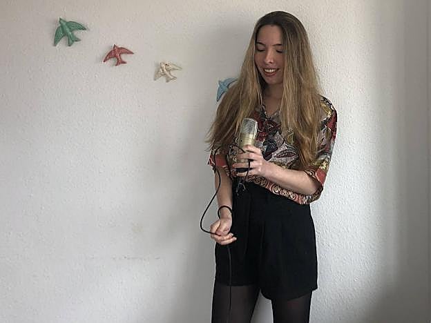 La gijonesa Irene de Caso disfruta del micrófono que le trae tan buenos recuerdos. 