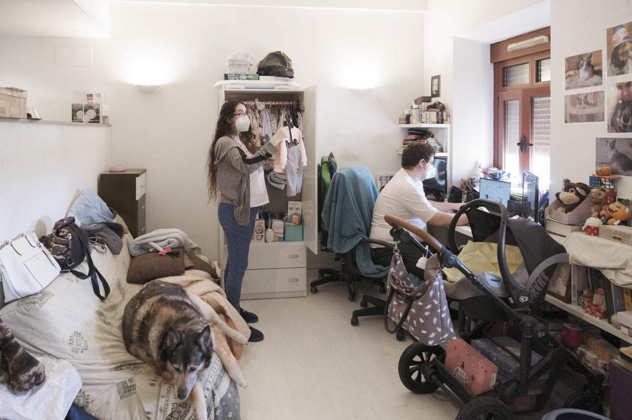 Verónica Mejías, Borja García y su perro, en el minipiso de 34 metros cuadrados que comparten. 