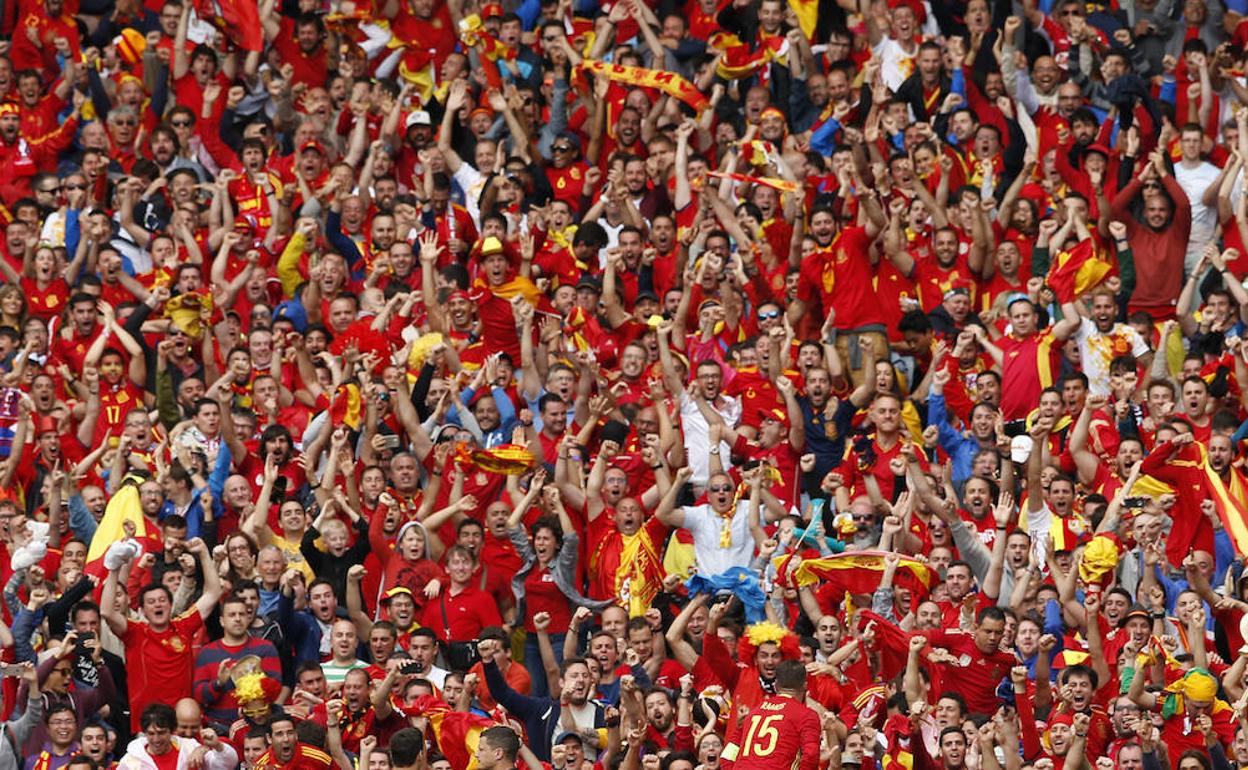 Aficionados españoles animando durante un encuentro de fútbol