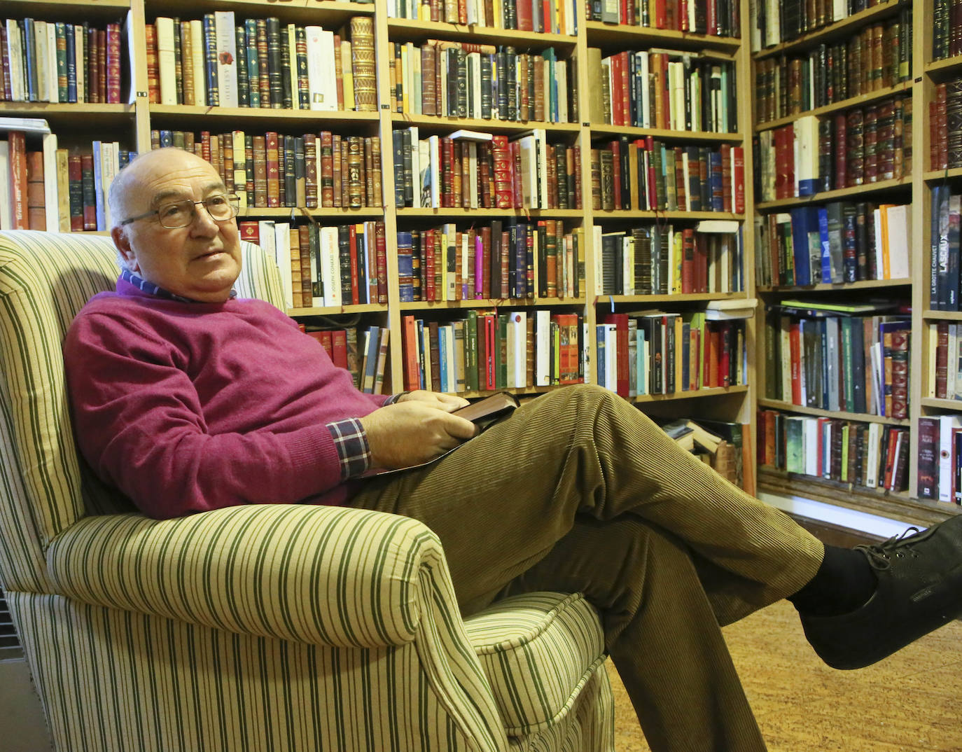 Juan Luis Rodríguez-Vigil, en un lugar que le aporta bienestar y «cada día más conocimiento», la biblioteca de su casa, en La Fresneda.