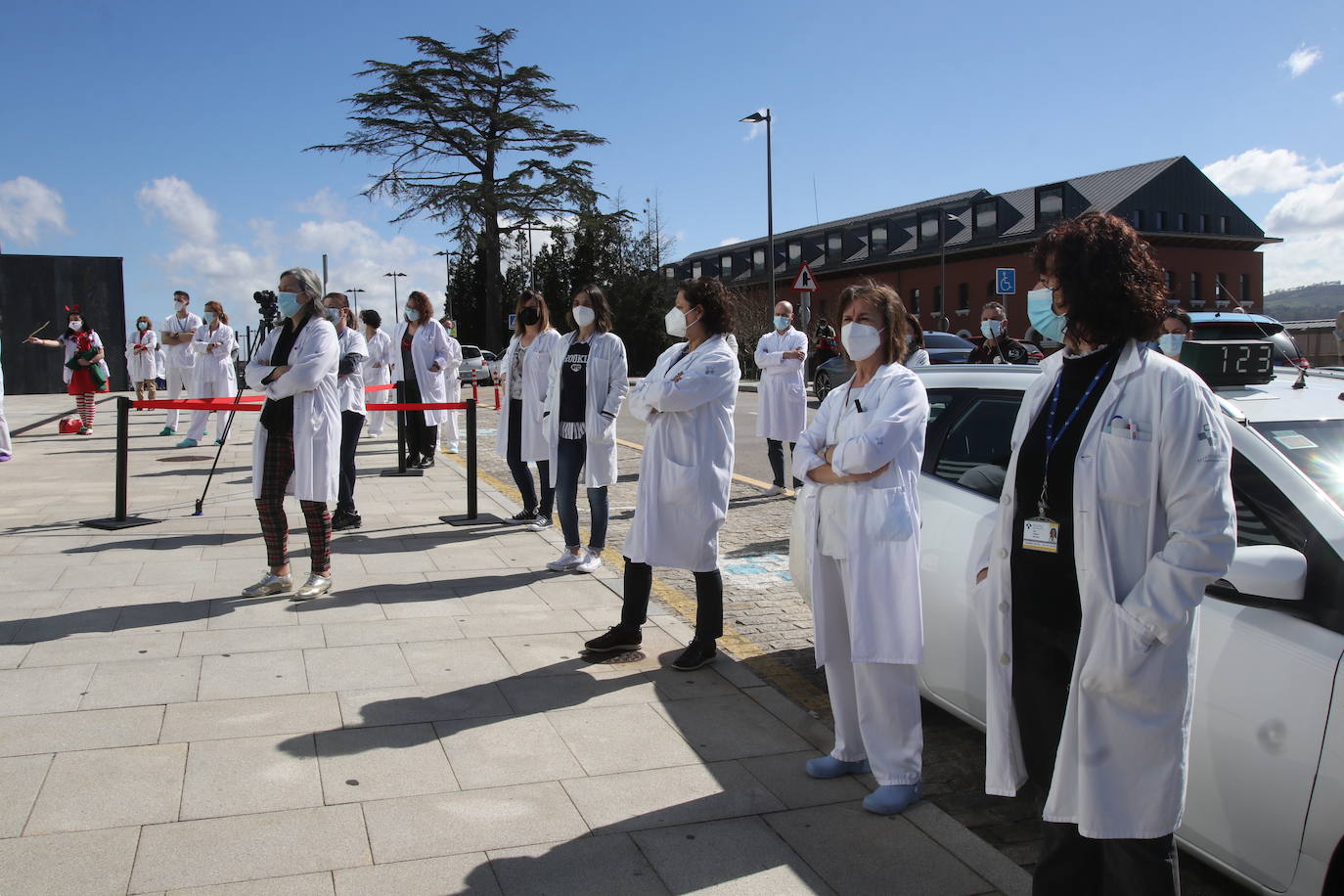 El grupo asturiano Staytons ha actuado en directo frente al HUCA en homenaje a todos los sanitarios de la región que están luchando contra la pandemia