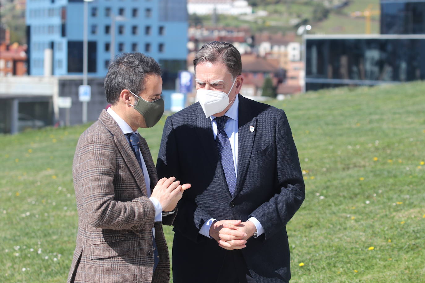 El grupo asturiano Staytons ha actuado en directo frente al HUCA en homenaje a todos los sanitarios de la región que están luchando contra la pandemia