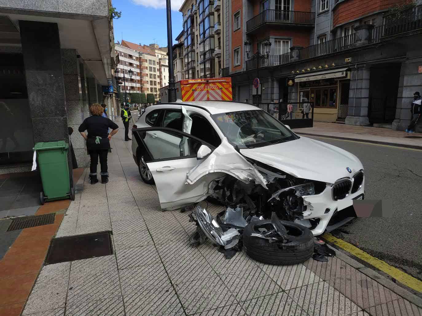 El coche implicado es un vehículo BMW blanco, que presenta importantes daños, especialmente en su parte derecha