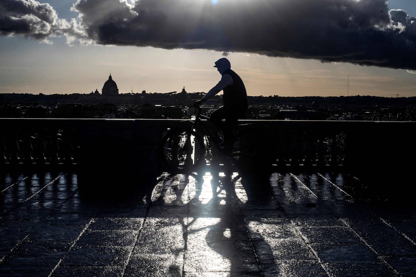 Las calles de Roma, Milán, Nápoles, Venecia o Turín volvieron este lunes a estar medio vacías un año después del inicio de la pandemia con el primer día del nuevo confinamiento decretado por el Gobierno de Mario Draghi para intentar frenar los contagios. La medida afecta a unos 42 millones de habitantes (el 70% del total).