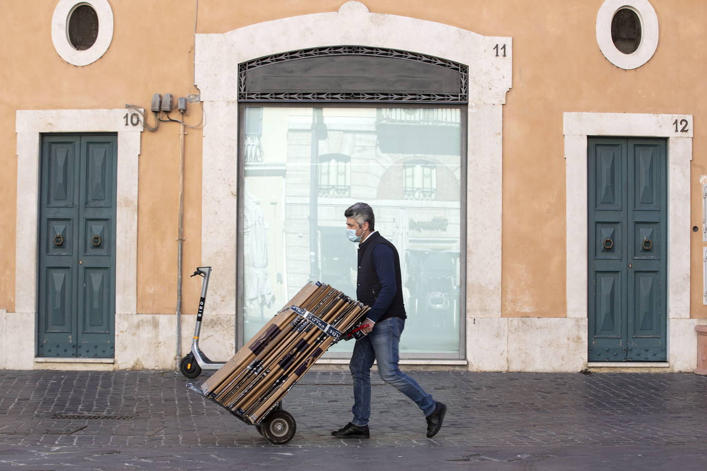 Las calles de Roma, Milán, Nápoles, Venecia o Turín volvieron este lunes a estar medio vacías un año después del inicio de la pandemia con el primer día del nuevo confinamiento decretado por el Gobierno de Mario Draghi para intentar frenar los contagios. La medida afecta a unos 42 millones de habitantes (el 70% del total).