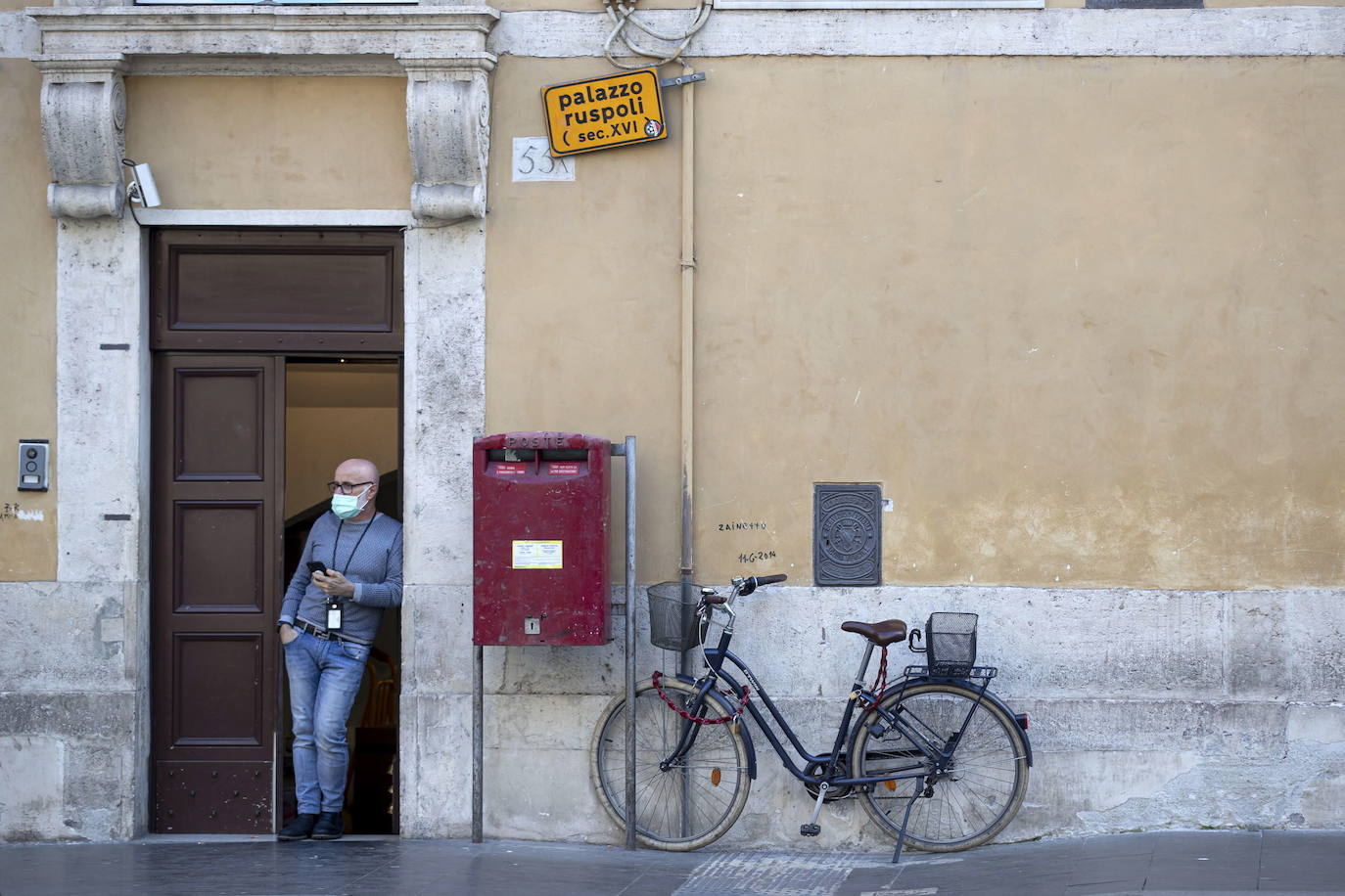 Las calles de Roma, Milán, Nápoles, Venecia o Turín volvieron este lunes a estar medio vacías un año después del inicio de la pandemia con el primer día del nuevo confinamiento decretado por el Gobierno de Mario Draghi para intentar frenar los contagios. La medida afecta a unos 42 millones de habitantes (el 70% del total).