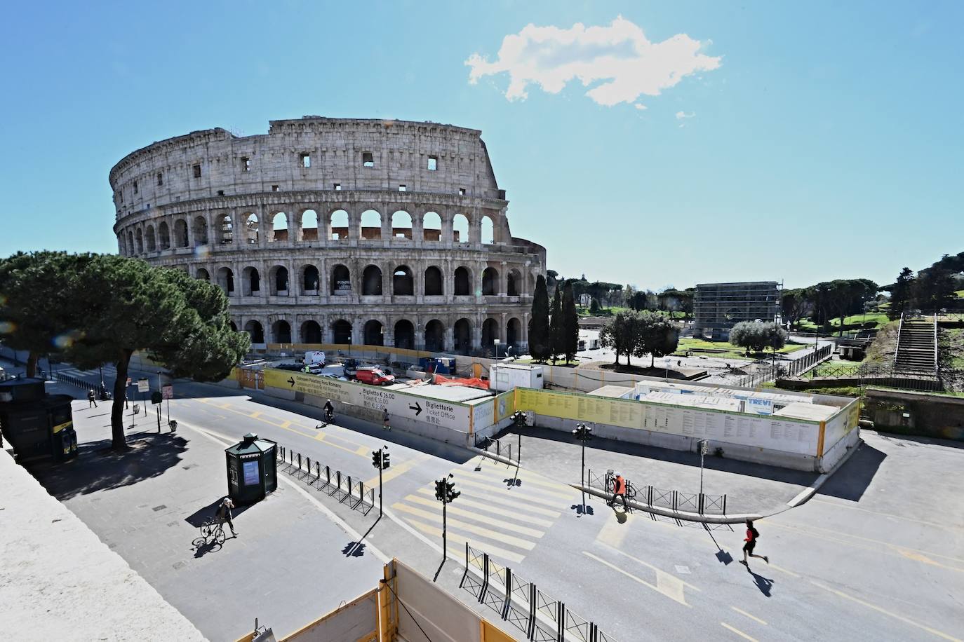 Las calles de Roma, Milán, Nápoles, Venecia o Turín volvieron este lunes a estar medio vacías un año después del inicio de la pandemia con el primer día del nuevo confinamiento decretado por el Gobierno de Mario Draghi para intentar frenar los contagios. La medida afecta a unos 42 millones de habitantes (el 70% del total).