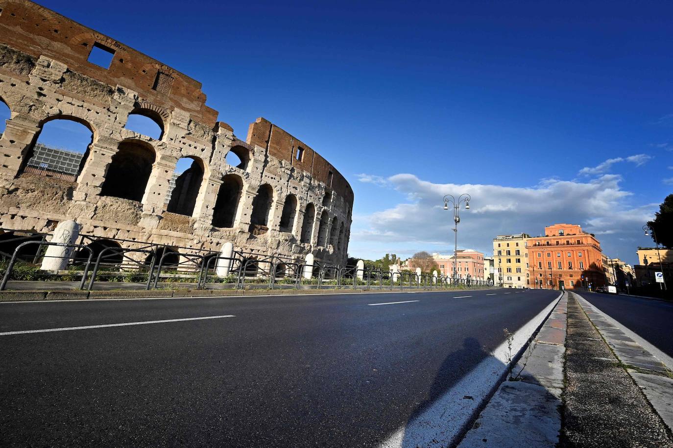 Las calles de Roma, Milán, Nápoles, Venecia o Turín volvieron este lunes a estar medio vacías un año después del inicio de la pandemia con el primer día del nuevo confinamiento decretado por el Gobierno de Mario Draghi para intentar frenar los contagios. La medida afecta a unos 42 millones de habitantes (el 70% del total).